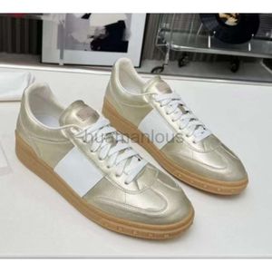 Shoes Sneakers Stud Trainer 2024 Designer Valentyno Vlogoo Training Spring Flat Bottom Lace Up Little White Women Leisure Sports Couples Board Men