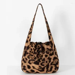 Axelväskor leopard tryck zebra stor kapacitet lat stil ins handhållen väska shopping minimalist konstnärlig duk ryggsäck