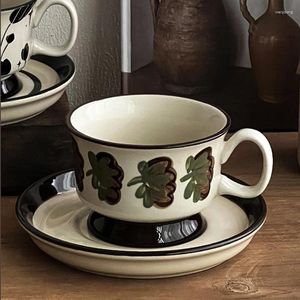 マグカップAhunderjiaz-Vintage Brown Flower Coffee CupとSaucer Hand Painted Ceramic Mug Kitchen Drinkwareセット