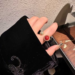 Anel de alto custo, jóias de desempenho requintado anel vermelho e luxo com acessórios elegantes com dedo incrustado com vnain comum