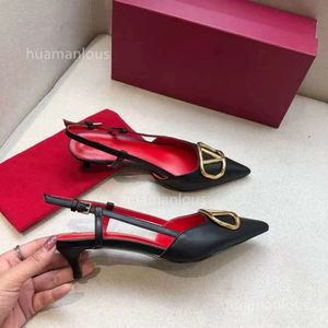 Pompe per acqua di scarpe poco profonde per botti sottili Designer Metal Valentyno Diamond High 2024 Tacchi talloni VLOGOO VLOGOO Nuovo sandali appuntiti Womens Single L4CV