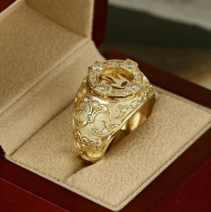 Anello di vendita a caldo placcato con anelli a corona d'oro 18k europei e americani intagliato con anello maschile a diamante a diamante pieno di dimensioni di Natale 6-13