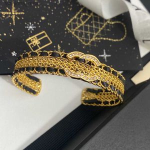 Designer Bangle Classic Cuff Armband Women Leather Luxury Letter Armband Crystal 18K Guldpläterad inte lätt att ändra färgbröllopsälskare gåva