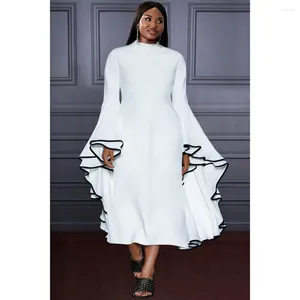 プラスサイズのドレスフォーマルドレス白い長袖非対称裾のニットマキシ