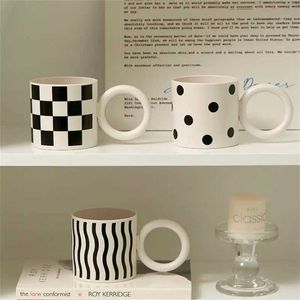 Mugs Oral cup creative bathroom roller childrens brush cup coffee tea water cup plastic teeth washing cup beverage cup J240428