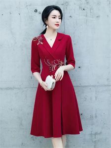 Partykleider rotes Kleid Frauenkleidung Feste Farbe Lappel gesticktes Applikat Fünf Viertelhülle mittlerer Länge A-Line-Rock Elegant M030