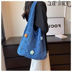 24SS Women's Woven Bag stor kapacitet Ny nischdesign Summer ihålig axelväska handväska shoppingväska hinkväska vävt väska 36 cm shomu