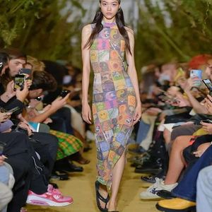 Vår- och sommarkvinnor Klädstil Street skjuter Fashion Temperament Split Slim Slimming Dress