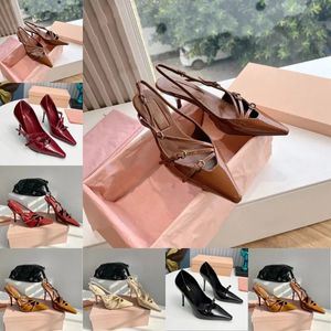 Luxury Miui High Heels Bourgogne Sandaler Designer Pumpar Kvinnor Klädskor Slingbacks Vintage Mules Sexiga damer Patent Läder Sandal Buckle Party Wedding Shoe Shoe