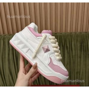 New Stud Casual Sneakers Sole Trainer Women Women Designer Leather Valentyno Sports Sapatos Men 2024 VLOGOO Caso genuíno de estilo espesso de estilo pequeno XG5a branco