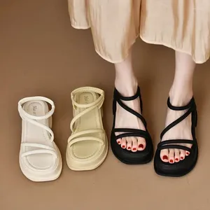 Sıradan ayakkabılar topukla tıkanır sandaletler 2024 Yaz Satışı Kadın Takım Kadın Bej All Maçlı Gladyatör Düşük Siyah Fash