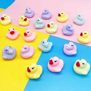 Brinquedos de banho de bebê 50/100pcs Pequeno banho fofo patos de borracha Bath Bath Toys Macaron Color Squeeze Float Bathing Ducks Water Toys para recém-nascido 0-12m