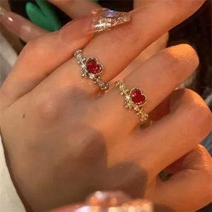 Band Rings Retro Red Crystal Gemstone Ring Womens Fashion Zircon Gold Open Ring Wedding Jewelry Bridesmaid Gift Q240427