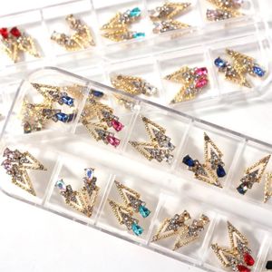 24PCSbox Triangle Metal Stophoy Rhinestones Paznokcie Urok 718 mm Crystal Gems Dekoration