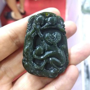 Dekorativa figurer Nature Bottle Green Jade Carven Monkey Amulet Pendant Chinese Zodiac Animal Years People