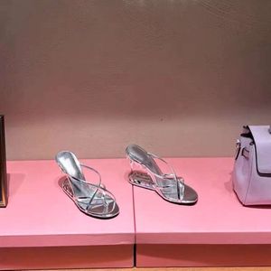 2024 Nya sandaler med tänder oregelbundna exponerade tår, unik design, personlig mode, höga klackar och trendig promenadstil