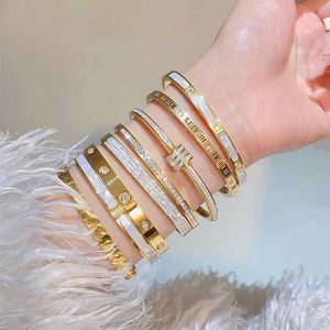 Uso diário de pulseiras de alto brilho Pulseira de ouro para mulheres avançadas de casal avançado anel de elemento de luxo ne com Carrtiraa Original Bracelets