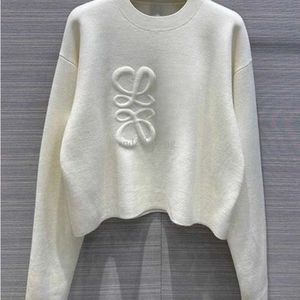 23SS Yeni Sweater Sonbahar Modaya Gizli Uzun Kollu Üst Üst İnce Slim Pullover Tasarımcı Kazak Beyaz İnce Örgü Gömlek Kadın Giysileri