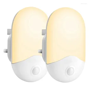 Luzes noturnas 2 pacote de luz LED Plugue em paredes com anoitecer para Dawn Pocell Sensor Warm White Lighting UK