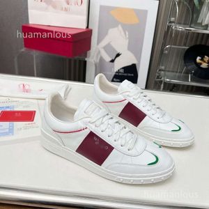 Äkta brädtränare 2024 Designer Valentyno Vlogoo Flat Bottom Shoes Läder mångsidiga små vita kvinnor Leisure Sports par Sneakers Stud Men ajmf