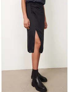 Kjolar kvinnor knapp slits asymmetrisk kjol svart silkeslen sexig kvinnlig hög midja mode jupe 2024 sommar