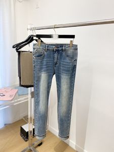 2024 Letra de bordado de outono da primavera impressão de zíper de jeans masculino Ripped Light Washed Hom