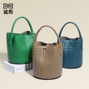 Neue handgewebte Beutel des Herstellers trendy und vielseitige, feste Farbmutter-Perlmutter-Eimer-Bag-Bag Damen-Freischulter-Crossbody-Tasche von Frauen