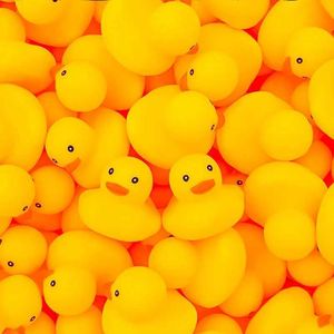 Brinquedos de banho de bebê 50/100pcs 5cm de borracha flutuante patos de bebê brinquedos de banho piscina piscina fofa boneca de patos de banho de banho para crianças