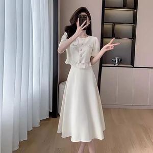 Summer Fashion Small Fragrance Single Sfritto Cappotto a pezzi Tophigh Waist Gonna a metà lunghezza Ladies Stupt coreano due pezzi set 240425