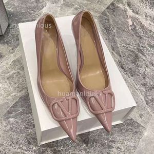 Sandali pompa su una testa di design scarpe tallone alto sottili 2024 tacco in pizzo alto stallone di valentyno womens vlogo punta v firma nuovo j3nr