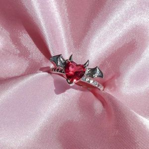 Кольца группы Draculaura Bat Ring Кольцо Женские ювелирные украшения сердца мода готические аксессуары вампир вдохновение серебряное серебряное подарок кольцо Q240427