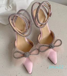 بلورات ساتين الوردي بلورات من الحذاء المسائي ذو الأحذية ذات الراين الخنزير الصنادل النساء المصممين المصممين الفاخرة في الكاحل فستان الأحذية أحذية المصنع
