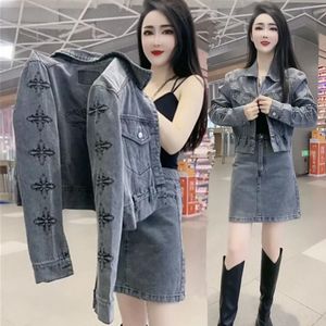 24SS Spring Adulm New Women's Denim Clothing Set, вышитая джинсовая куртка +юбки наряды женский дизайнерский мода вымытый винтажный серый костюм с коротким пальто GL5918