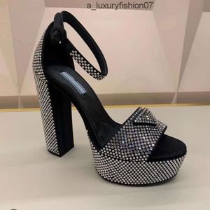 prada Вы Lady Sandals المصممين الفاخرة منصة النساء الكعب اللباس أحذية كلاسيكية مثلث حزام مشبك حزام في الكاحل 13 سم زر المعادن عالية الكعب الصندل 34-42