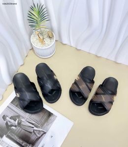 Novos chinelos de bebês tamanhos de sapatos infantis de couro estampados 26-35, incluindo caixa de sapatos de verão design de cross design sandals 24opril
