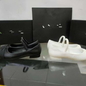 Cabeça redonda 2024 Sapatos de moda Novos tênis femininas brancas e pretas