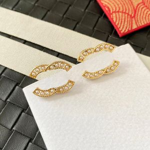 Popüler 18K Altın Kaplama Lüks Marka Tasarımcıları Letters Stud Clip Chain Geometrik Ünlü Kadın Kristal Rhinestone İnci Küpe Düğün Partisi Jewerlry