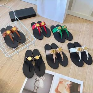 Designer Slipper Sandal 2024 Summer New Vacation Beach Couple Leisure Water Diamond Beauty Head Flat Bottom Clip Feet Herringbone Slippers for Women