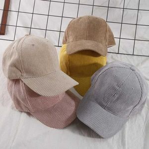 Bollmössor Mens Corduroy Baseball Hat Womens Spring/Summer broderad utomhusjusterbar Sun Holiday Chest Gorilla Q240429