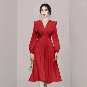 Vestidos casuais vestido de festa de cetim vermelho para mulheres Lanterna longa Manga elegante de decote em V Alta cintura A Line Autumn Feminina Feminina Q402