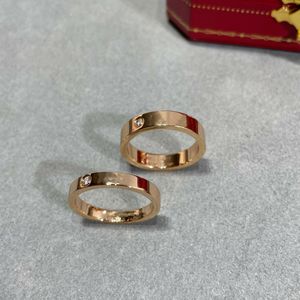 Nowy pojedynczy Diamond Signature Ring Designer Pierścienie dla kobiet 18K Gold Splated Para Pierścienie Klasyczny Pierścień Mody Rekrut unisex na imprezowy pierścień rocznicowy Prezent biżuterii