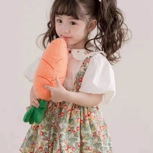 女の赤ちゃんの夏のかわいいセット甘い刺繍花柄のシャツ塗りブレーススカートスカート2pcsスーツファッション子供子供プリンセス服240426