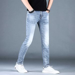 Wiosna/lato 2023 Jasnoniebieskie dżinsy High End For Men Slim Fit Proste i wszechstronne elastyczne małe stóp cienki styl