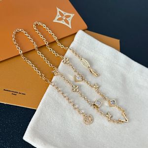 Lyxdesigner Brand Letter Pendant Halsband kedja 18K Guldpläterad Crysatl Rhinestone tröja Newklace för kvinnor Bröllopsmycken Tillbehör