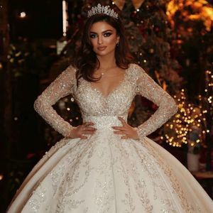 2024 Modest Wedding Dress Sparkly V-ringen Långa ärmar Pärlor Sökade applikationer Puffy brudklänningar Princess Vestidos de Novias Arabiska Dubai Anpassad