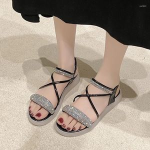 Klädskor kilar sandal kvinna strass sandaler för kvinnor sommar 2024 mitt häl elegant romerska lägenheter mode bekväm plattform