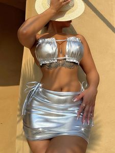 Menas de banho feminina Sexy Silver Metallic Banduau Ruffles Bikinis Define três peças com mini -saia de maiô Beach Wear