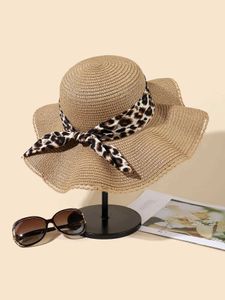 Wide Brim Hats Bucket Hats 2024 New Womens Leopard Pattern Bow Big Eaf Str Hat with Ribbon Sweet Str Womens Beach Hat J240429