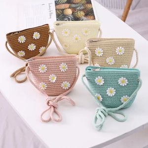 2023 Summer Children Girl Girl Stume Daisy Flower paglia Messenger Kids Borse Coin Cinecress Mini Mini 240425