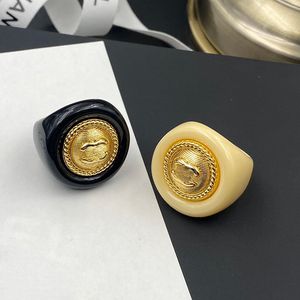 Carta de design de luxo anéis de jóias charme moda tem selos de acrílico anel de estilo clássico acessórios de jóias premium casal amor presente de bronze amarelo nunca desaparecer